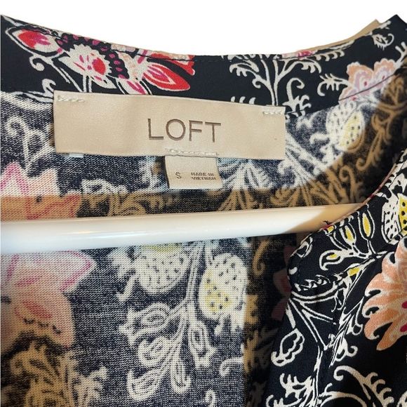 Loft short sleeve floral Vneck blouse small - Picture 8 of 8